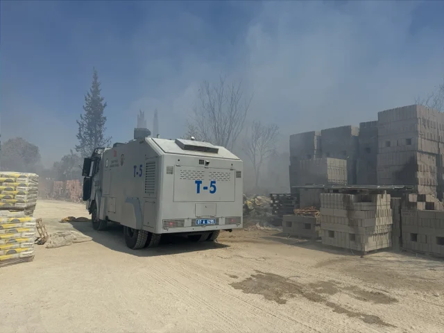Antalya'da Sazlık Yangını Tehlikeli Boyutlara Ulaştı: Yerleşim Yerleri Risk Altında