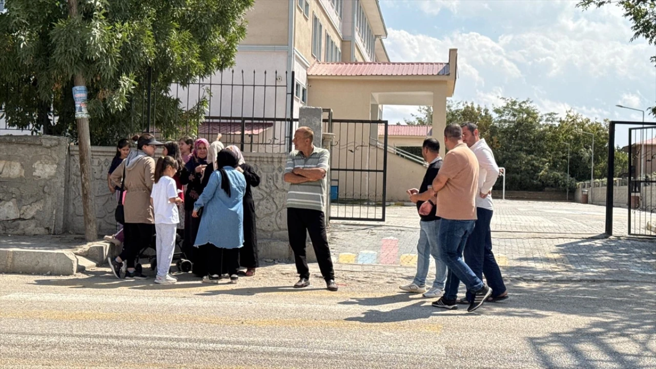 Van'da Eğitim Dünyasını Sarsan Olay: Okulda Bıçaklı Saldırı
