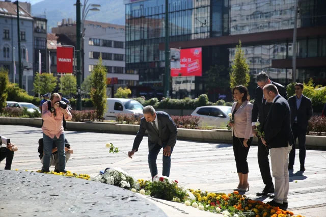 Bosna Hersek'te Beyaz Güvercinler Gazzeli Çocukların Anısına Gökyüzünde
