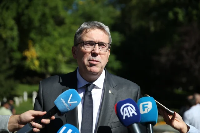 Bosna Hersek'te Beyaz Güvercinler Gazzeli Çocukların Anısına Gökyüzünde