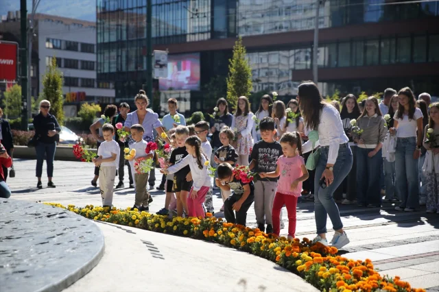Bosna Hersek'te Beyaz Güvercinler Gazzeli Çocukların Anısına Gökyüzünde