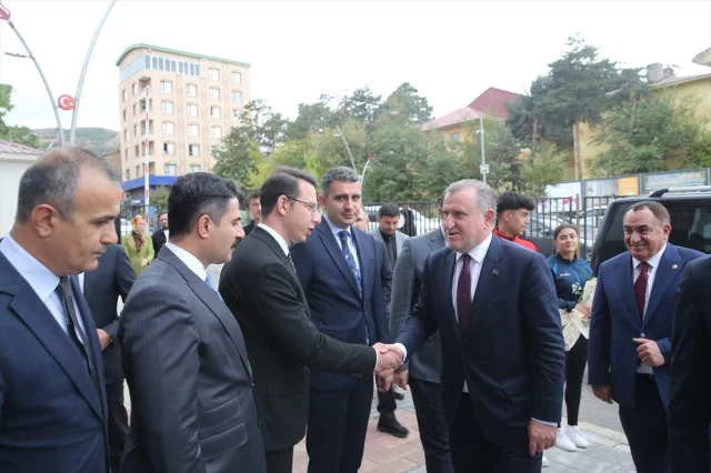 Osman Aşkın Bak, Muş'ta Gençlerle Bir Araya Geldi: "Yaylalarda Roket Değil Raket Sesleri İstiyoruz"