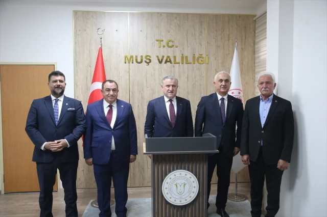 Osman Aşkın Bak, Muş'ta Gençlerle Bir Araya Geldi: "Yaylalarda Roket Değil Raket Sesleri İstiyoruz"