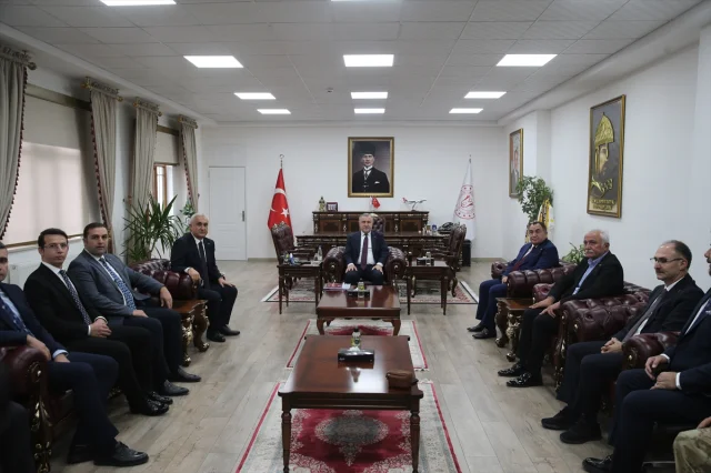 Osman Aşkın Bak, Muş'ta Gençlerle Bir Araya Geldi: "Yaylalarda Roket Değil Raket Sesleri İstiyoruz"