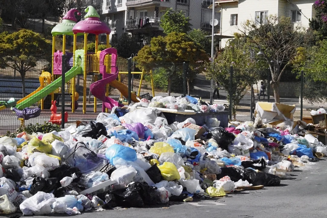 İzmir'de Çöp Krizi Mahalleliyi İsyan Ettirdi