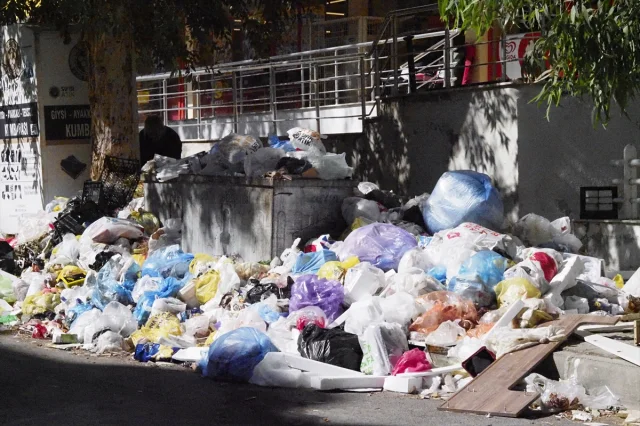 İzmir'de Çöp Krizi Mahalleliyi İsyan Ettirdi