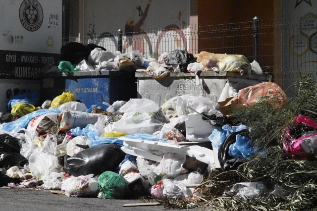 İzmir'de Çöp Krizi Mahalleliyi İsyan Ettirdi