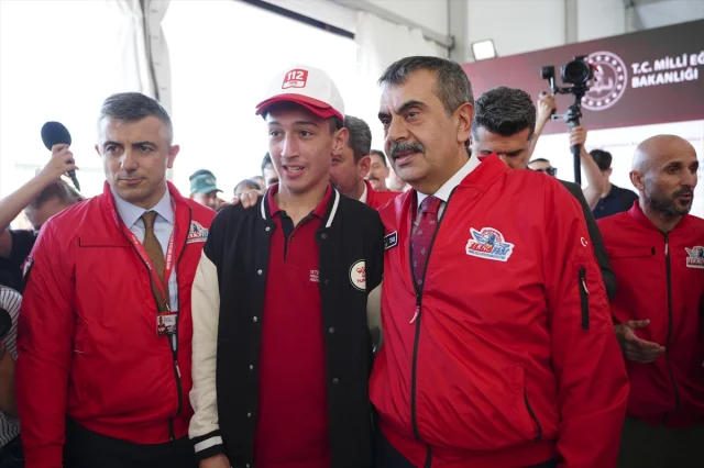 TEKNOFEST’te Hayalleri Gerçekleştiren Anlar: Milli Eğitim Bakanı Yusuf Tekin'in Öğrencilerle Buluşması