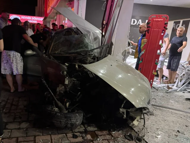 Adana'da Şok Edici Kaza: Otomobil Mobilya Mağazasına Girdi