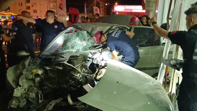 Adana'da Şok Edici Kaza: Otomobil Mobilya Mağazasına Girdi