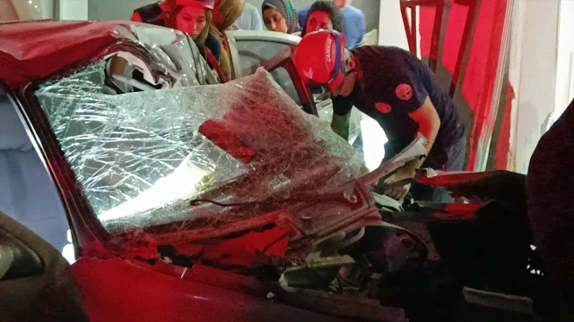 Adana'da Şok Edici Kaza: Otomobil Mobilya Mağazasına Girdi