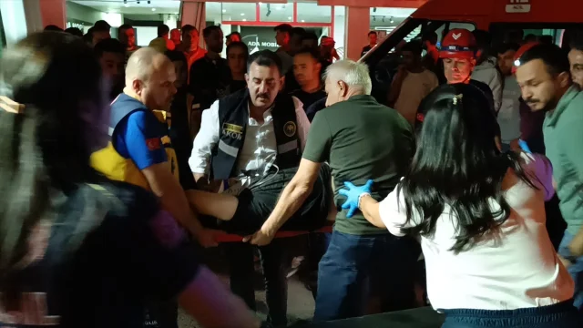 Adana'da Şok Edici Kaza: Otomobil Mobilya Mağazasına Girdi