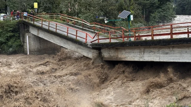 Rize'de Sağanak Alarmı: Dereler Taştı, Heyelanlar Ulaşımı Fe...