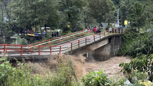 Rize'de Sağanak Alarmı: Dereler Taştı, Heyelanlar Ulaşımı Felç Etti