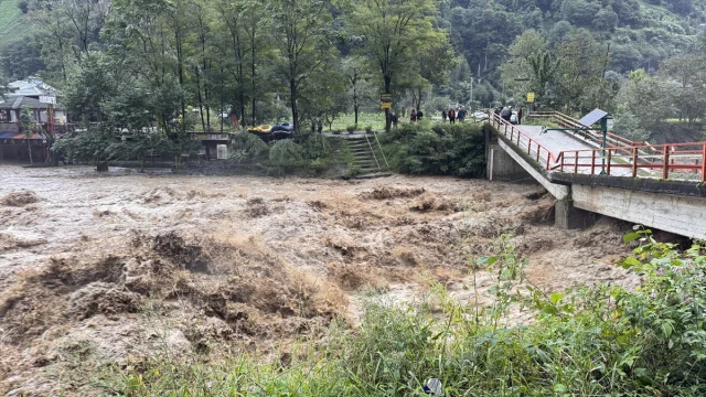 Rize'de Sağanak Alarmı: Dereler Taştı, Heyelanlar Ulaşımı Felç Etti