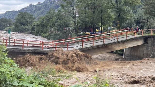 Rize'de Sağanak Alarmı: Dereler Taştı, Heyelanlar Ulaşımı Felç Etti