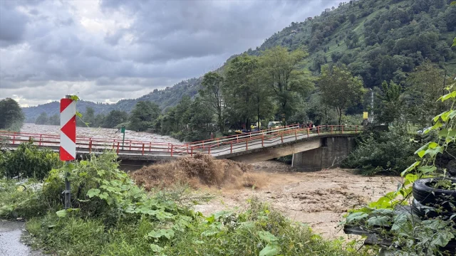 Rize'de Sağanak Alarmı: Dereler Taştı, Heyelanlar Ulaşımı Felç Etti
