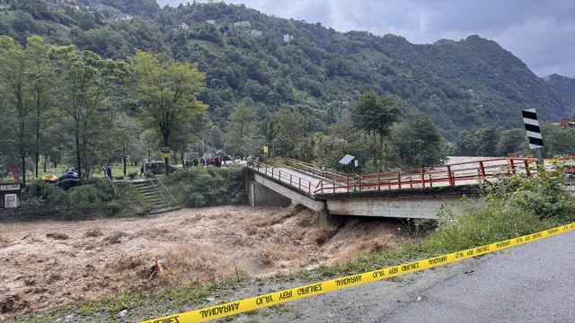 Rize'de Sağanak Alarmı: Dereler Taştı, Heyelanlar Ulaşımı Felç Etti