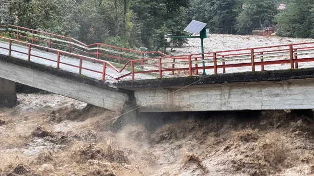 Rize'de Sağanak Alarmı: Dereler Taştı, Heyelanlar Ulaşımı Felç Etti