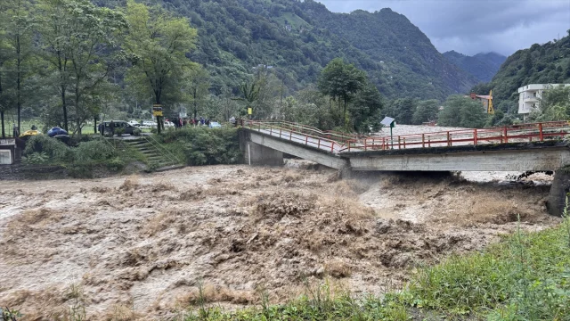 Rize'de Sağanak Alarmı: Dereler Taştı, Heyelanlar Ulaşımı Felç Etti
