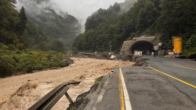 Rize'de Sağanak Alarmı: Dereler Taştı, Heyelanlar Ulaşımı Felç Etti