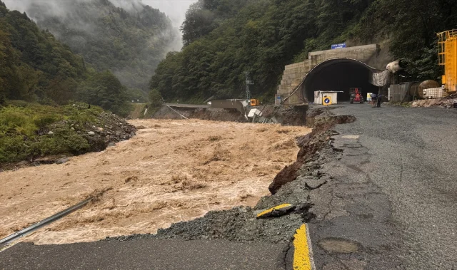 Rize'de Sağanak Alarmı: Dereler Taştı, Heyelanlar Ulaşımı Felç Etti