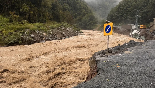 Rize'de Sağanak Alarmı: Dereler Taştı, Heyelanlar Ulaşımı Felç Etti
