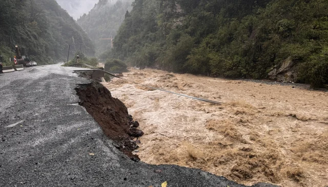 Rize'de Sağanak Alarmı: Dereler Taştı, Heyelanlar Ulaşımı Felç Etti