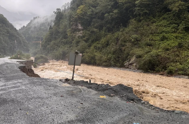 Rize'de Sağanak Alarmı: Dereler Taştı, Heyelanlar Ulaşımı Felç Etti
