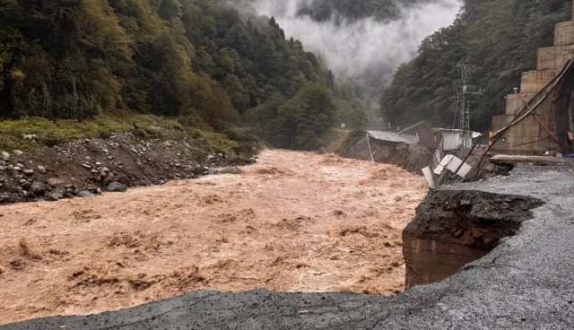 Rize'de Sağanak Alarmı: Dereler Taştı, Heyelanlar Ulaşımı Felç Etti