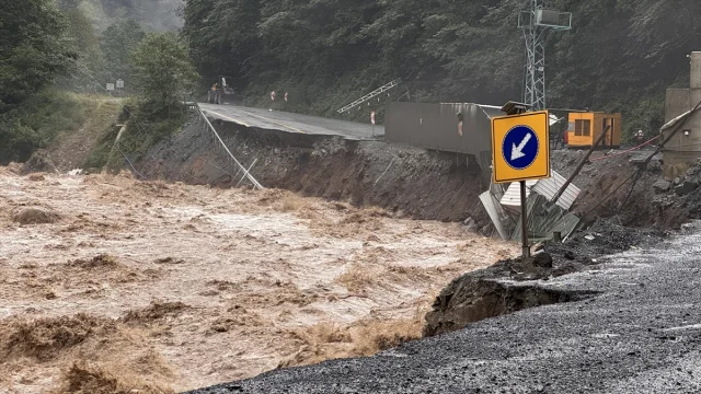 Rize'de Sağanak Alarmı: Dereler Taştı, Heyelanlar Ulaşımı Felç Etti