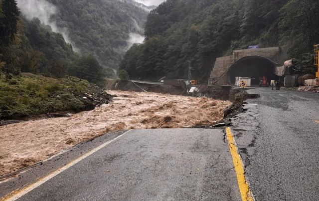 Rize'de Sağanak Alarmı: Dereler Taştı, Heyelanlar Ulaşımı Felç Etti