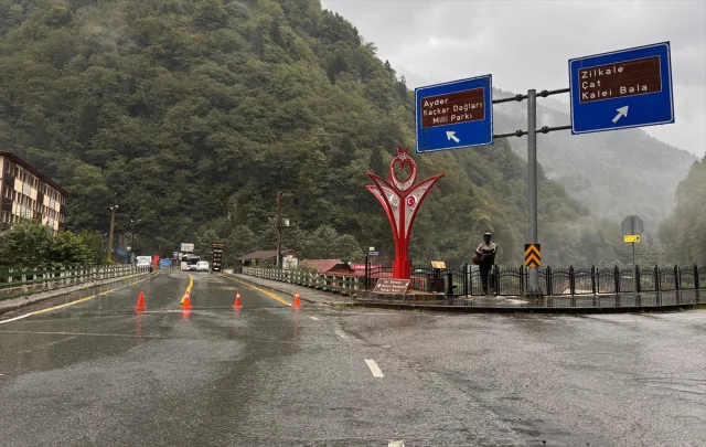 Rize'de Sağanak Alarmı: Dereler Taştı, Heyelanlar Ulaşımı Felç Etti