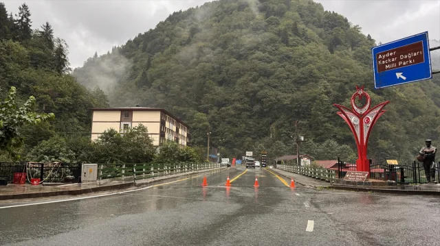 Rize'de Sağanak Alarmı: Dereler Taştı, Heyelanlar Ulaşımı Felç Etti