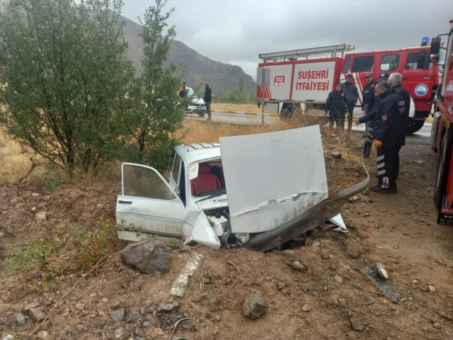 Sivas'ta Kaza: Devrilen Otomobildeki İki Kişi Yaralandı