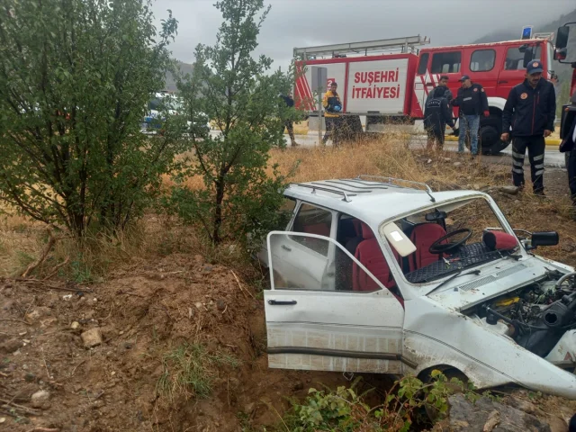Sivas'ta Kaza: Devrilen Otomobildeki İki Kişi Yaralandı