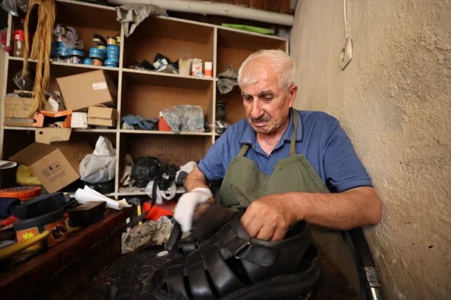 Mardinli Usta 5 Metrekarede Yarım Asırdır Ayakkabı Yapıyor