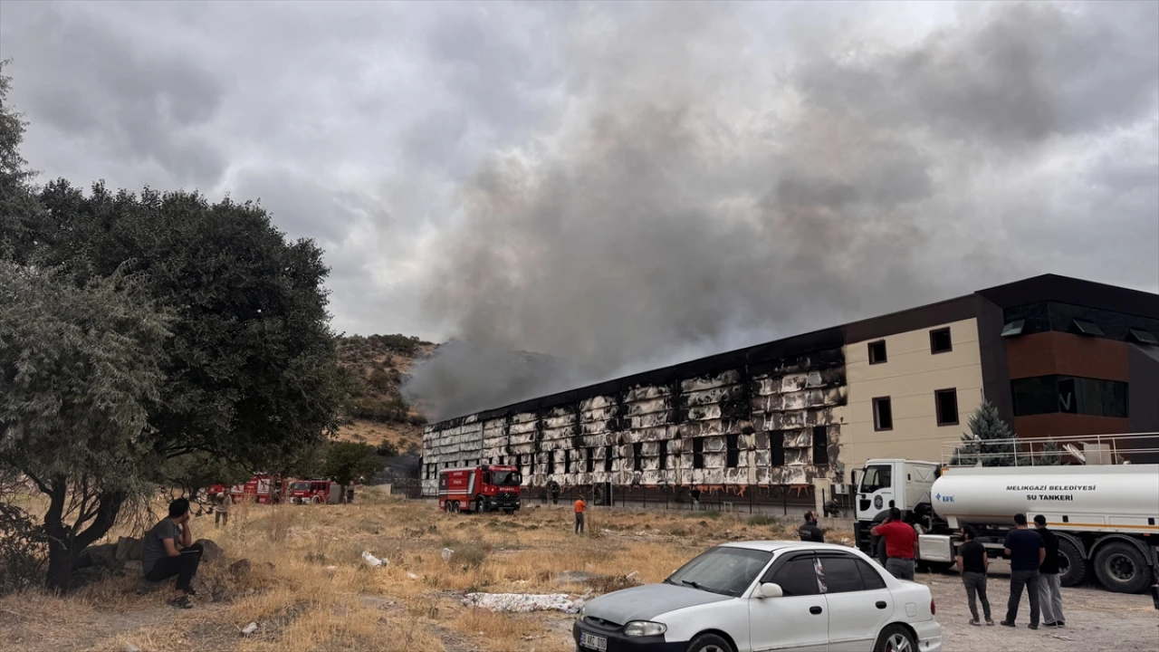 Kayseri Mobilya Fabrika Yangını Korku Doldu