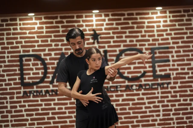 İzmirli Genç Dansçı Dünyayı Büyülüyor