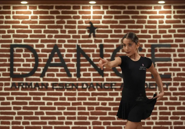İzmirli Genç Dansçı Dünyayı Büyülüyor