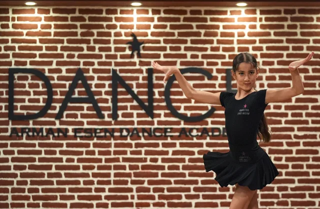 İzmirli Genç Dansçı Dünyayı Büyülüyor