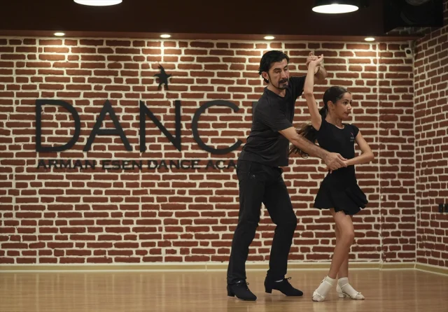 İzmirli Genç Dansçı Dünyayı Büyülüyor