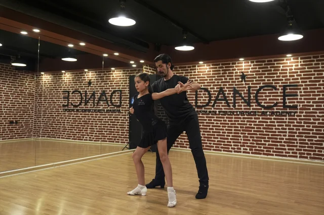 İzmirli Genç Dansçı Dünyayı Büyülüyor