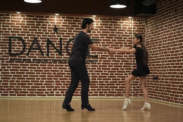 İzmirli Genç Dansçı Dünyayı Büyülüyor