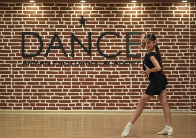 İzmirli Genç Dansçı Dünyayı Büyülüyor