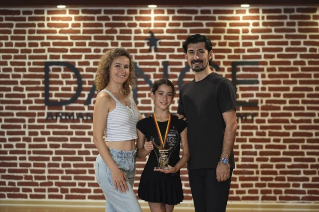 İzmirli Genç Dansçı Dünyayı Büyülüyor