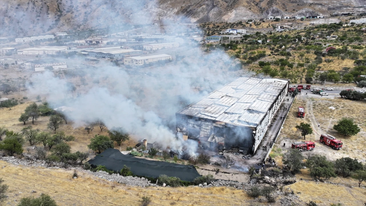 Kayseri'de Mobilya Fabrikasında Alevler Geceyi Aydınlattı