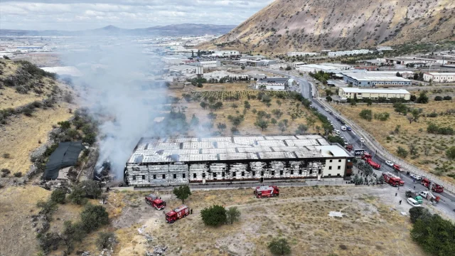 Kayseri'de Mobilya Fabrikasında Alevler Geceyi Aydınlattı