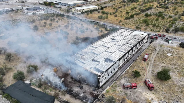 Kayseri'de Mobilya Fabrikasında Alevler Geceyi Aydınlattı