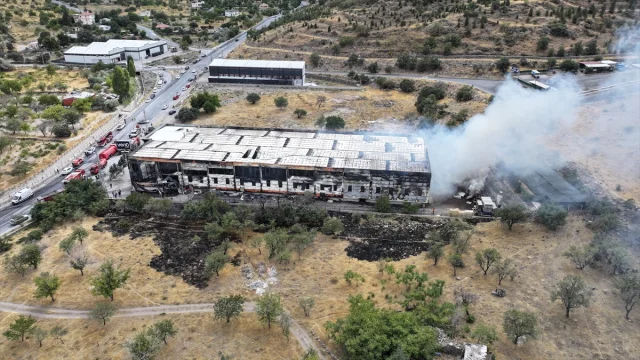 Kayseri'de Mobilya Fabrikasında Alevler Geceyi Aydınlattı